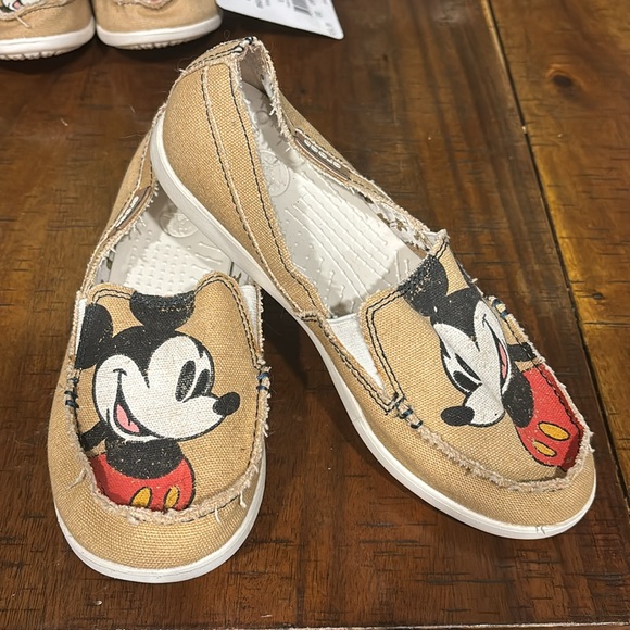 New without tags Crocs. Mickey Canvas. Women’s size 6. - Picture 2 of 4